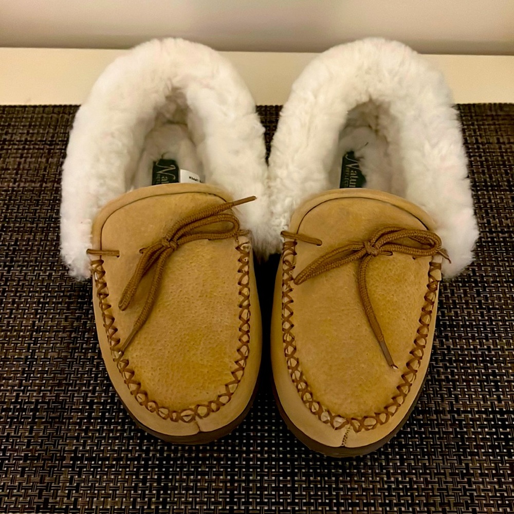 NWOT Natural Reflections moccasin slippers SIZE 8